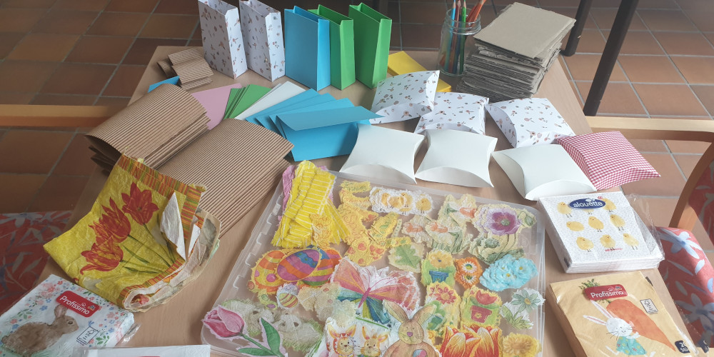 Papierschöpfen Materialien mit farbigen Pappkartons, Ostermotiv-Servietten, Farben